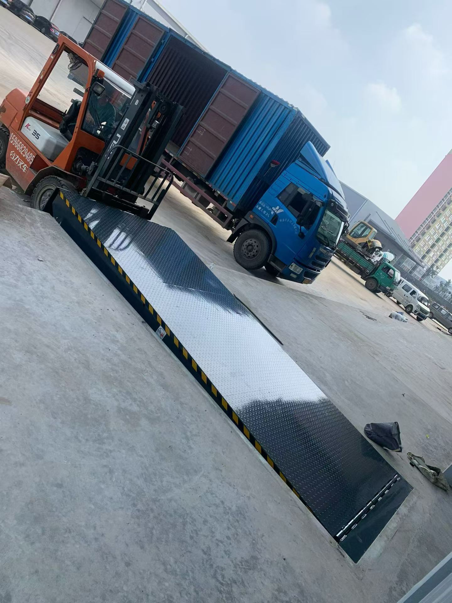 翻转式装卸平台